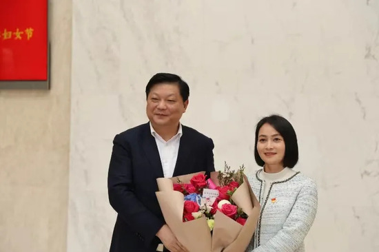 鲜花赠巾帼 情暖妇女节丨长沙经开区党工委书记、长沙县委书记付旭明调研航天凯天环保 走访慰问优秀女性人才代表徐小英